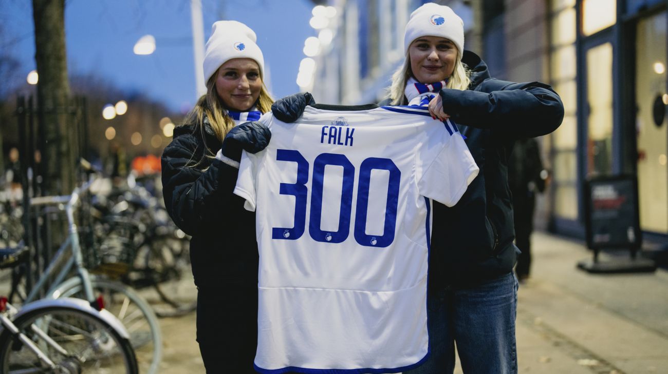FCK-fans foran Parken med Rasmus Falks 300-kamps jubilæumstrøje