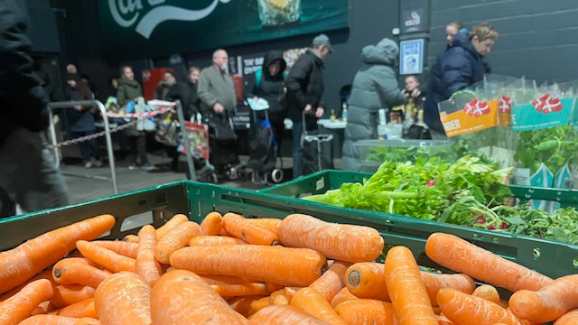 Uddeling af overskudsmad i Parken
