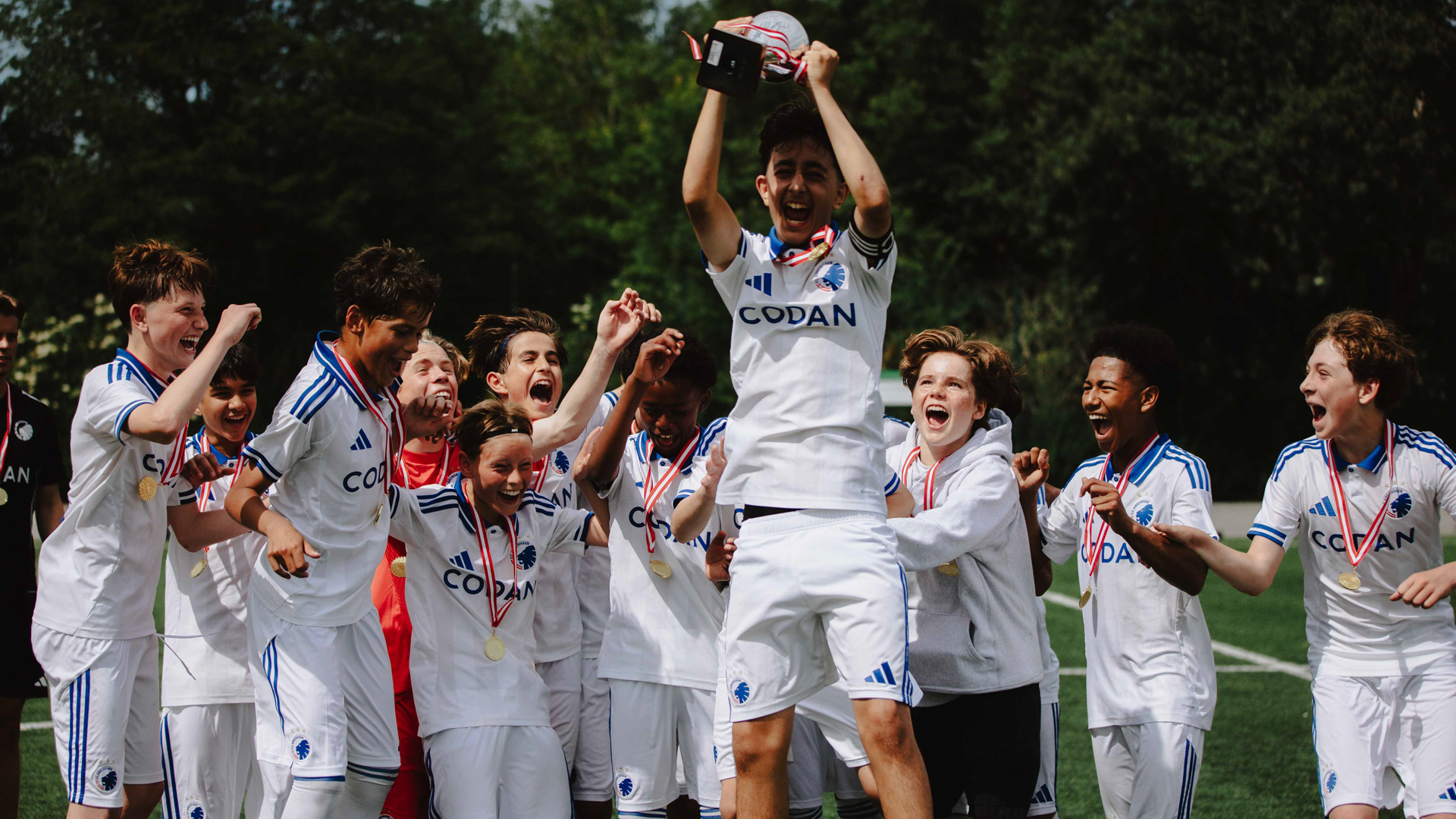 Anfører Enzar Yildiz løfter pokalen efter U14 vandt Drenge Liga Øst 2025/26