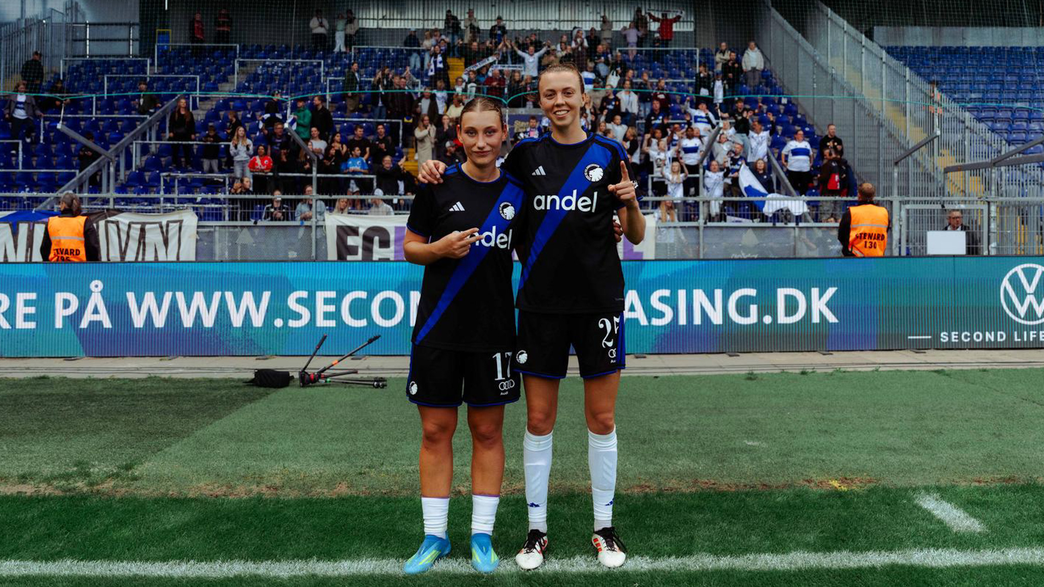 Derby-målscorerne Anisa Saini og Lucy Roberts foran FCK-fansene