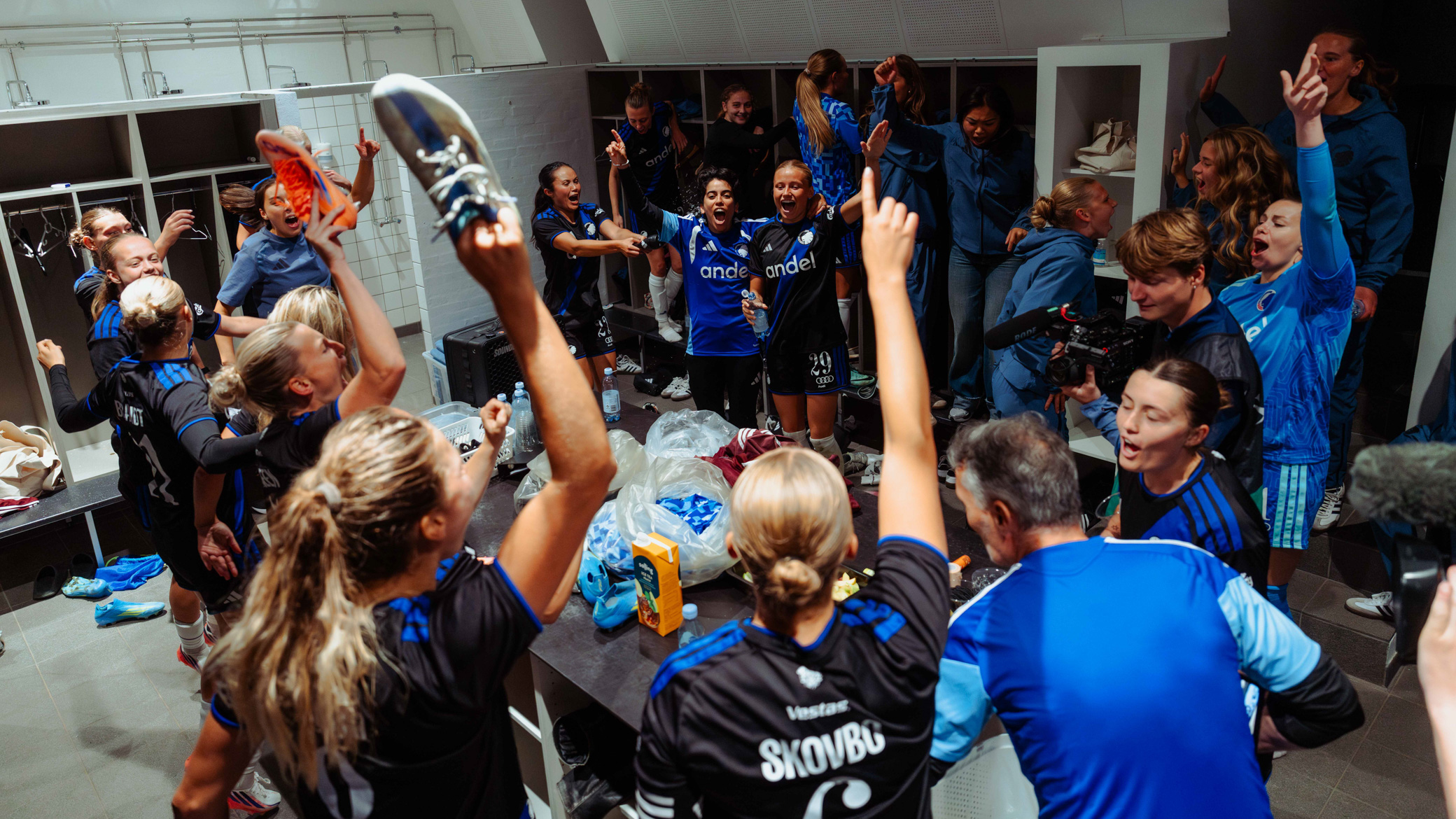 Jubel i omklædningsrummet efter Derby-sejren