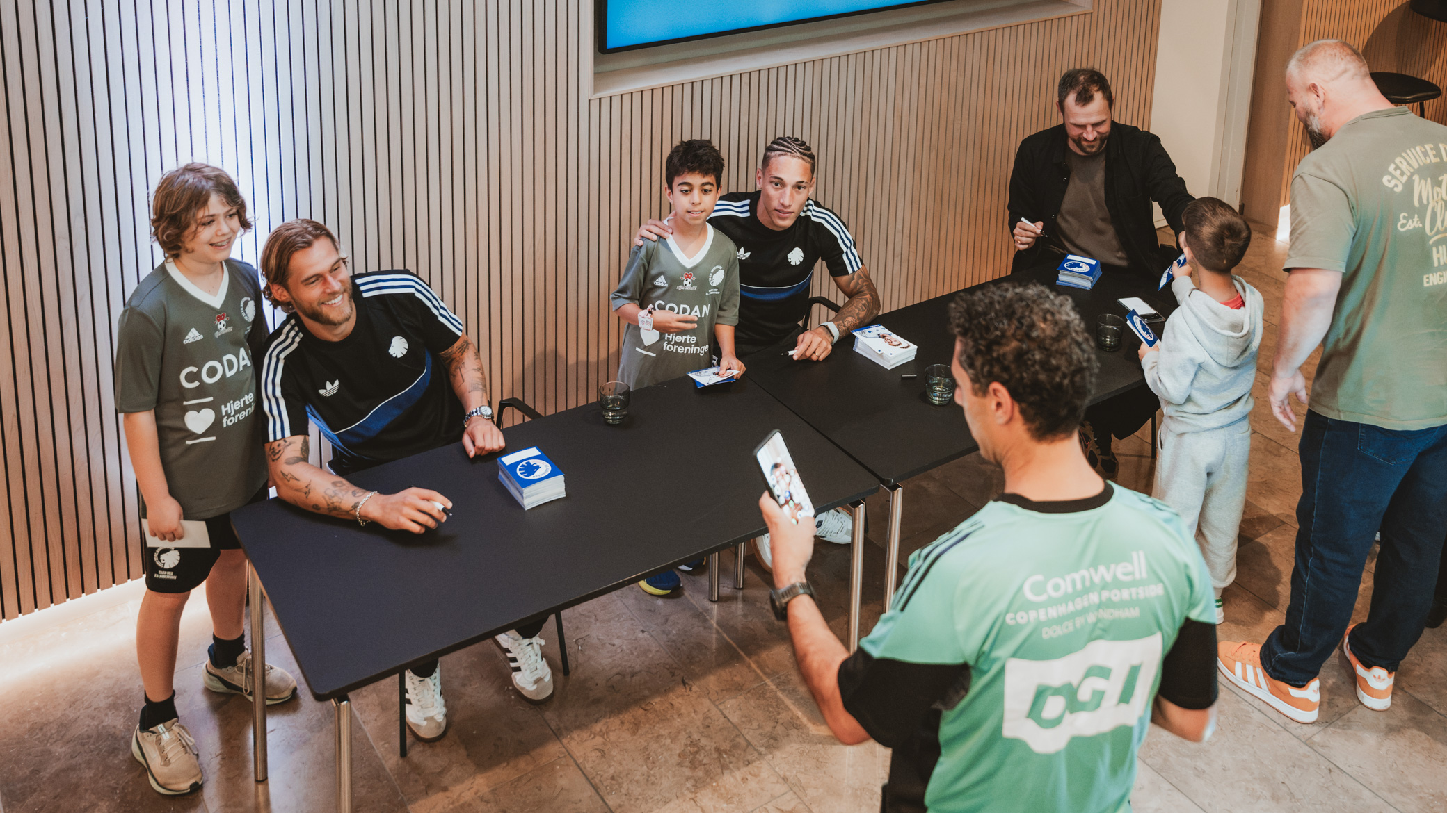 Autografsession med Bo Svensson, Felix Beijmo og Robert Silva til den årlige fodboldskole Hjertebold