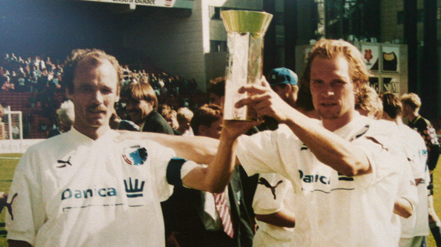 Pierre Larsen og Michael Manniche løfter DM-trofæet i 1993