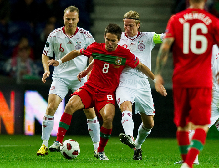 Jose Moutinho i duel med Lars Jacobsen og Christian Poulsen