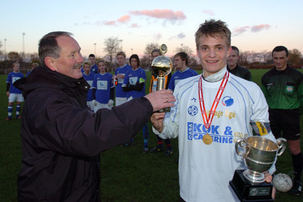 Anfører Mathias Gravesen med ynglinge-DM trofæet i 2004