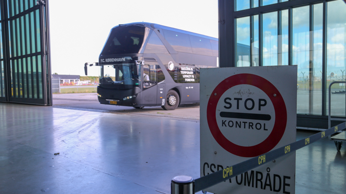 Spillerbussen ankommer til terminalen