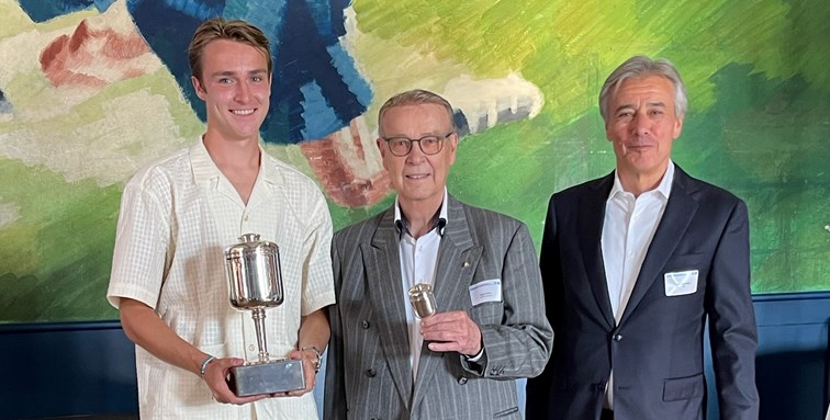 William Clem får overrakt Granen