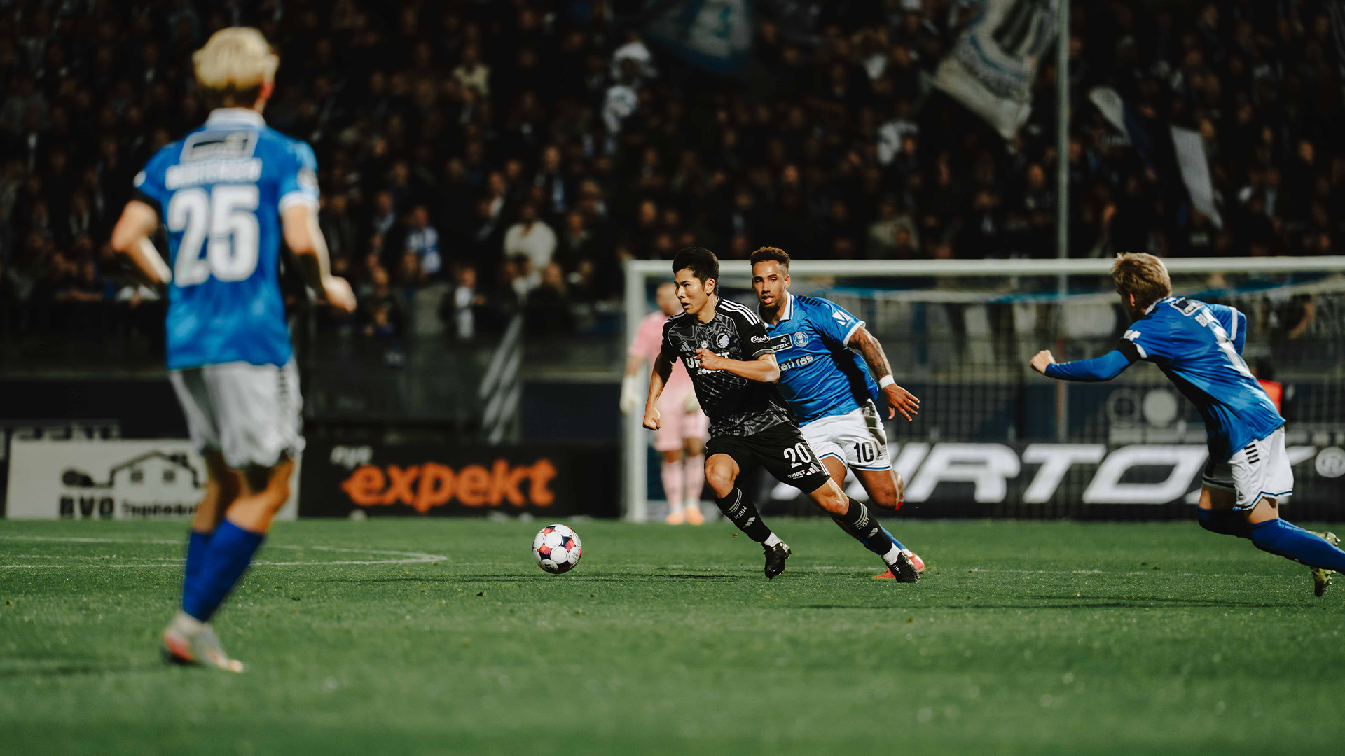 Flankeret af de to rutinerede stoppere Pantelis Hatzidiakos og Gabriel Pereira leverede den 22-årige forsvarsspiller en solid og sikker indsats i bagkæden. 