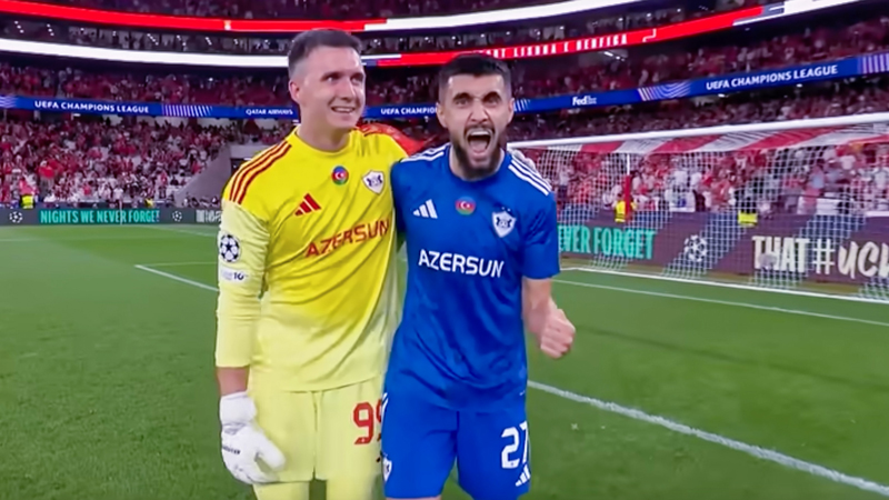 Mateusz Kochalski og Toral Bayramov jubler efter sejren over Benfica