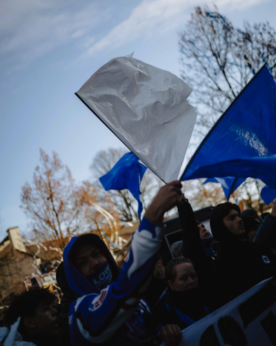 ​  FCK-fansene tager imod spillerbussen før Derby