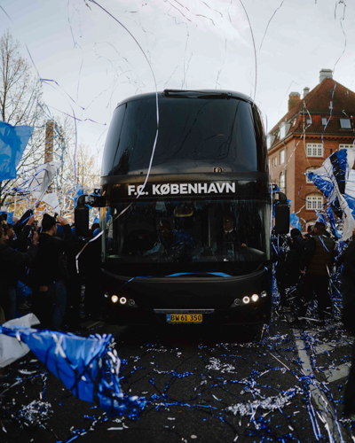 ​  FCK-fansene tager imod spillerbussen før Derby