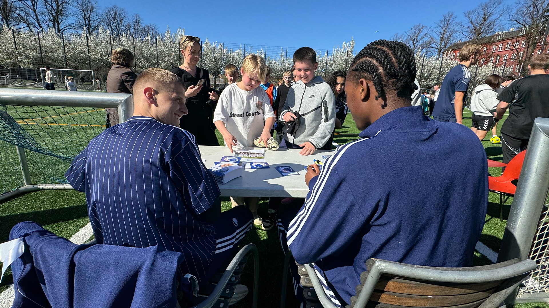 Mattsson og Graham der skriver autografer