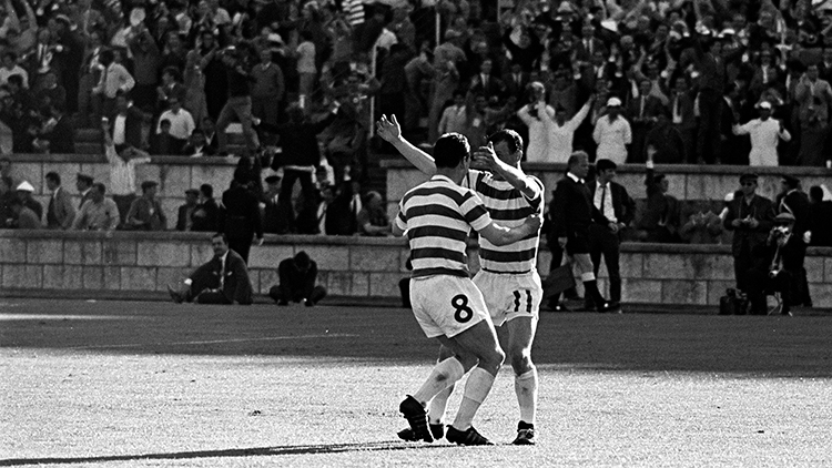 Willie Wallace og Bobby Lennox jubler i 67-finalen