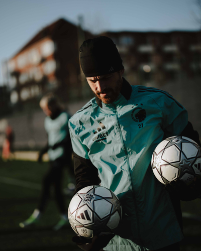 Thomas Delaney med de nye Champions League-bolde til Matchday 7 & 8
