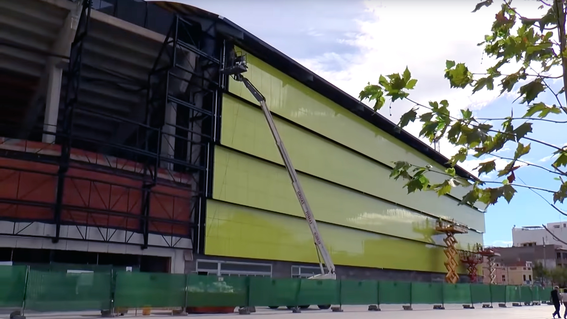 Facaden på El Madrigal beklædes med gule fliser