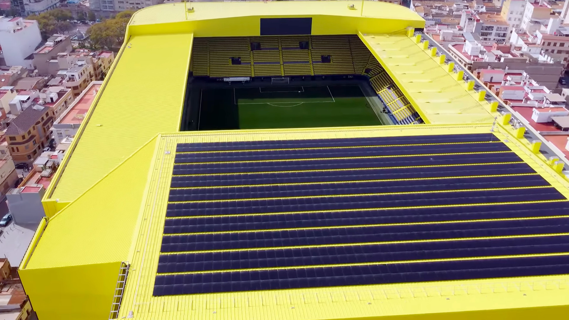 Solpaneler på taget af tribunen