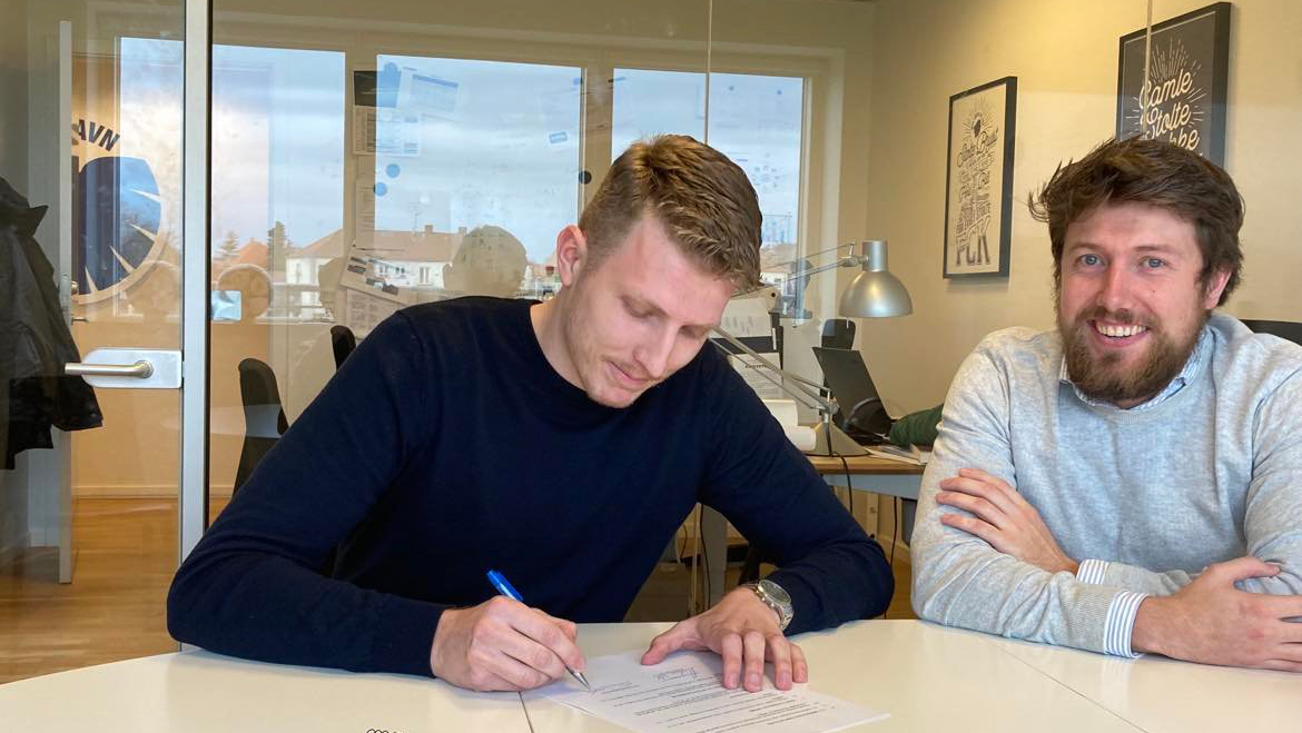  På billedet sætter formand Tobias Schiermacher og næstformand Markus Rygaard pennen til papiret, der bekræfter samarbejdet.