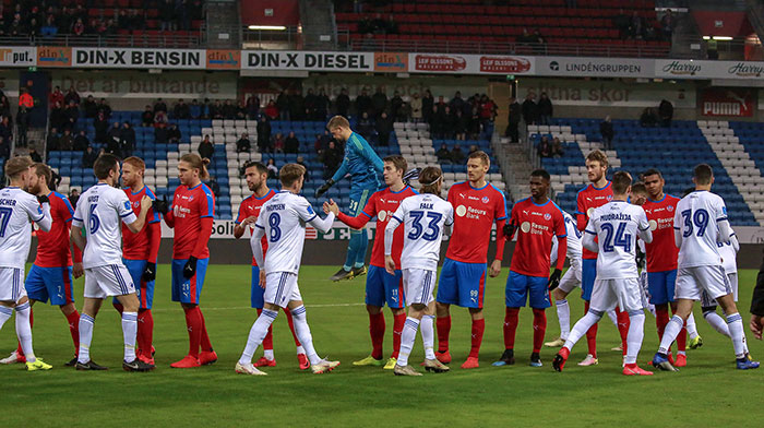 Helsingborg- og FCK-spillerne hilser på hinanden