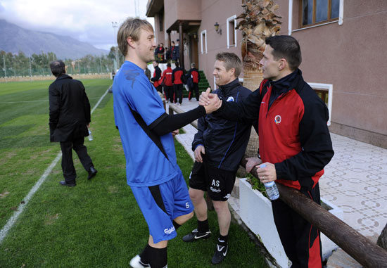 Libor Sionko hilser på Ulrik Laursen