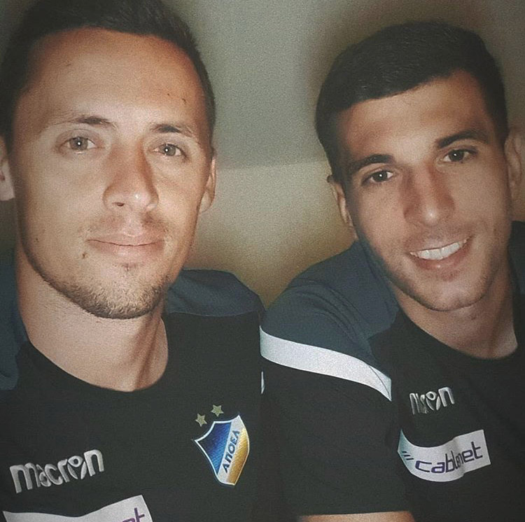 Uros Matic byder Andrija Pavlovic velkommen i AFC APOEL