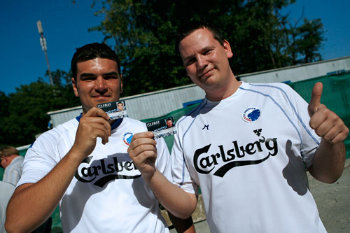 FCK-fans med FCK AWAY-kort