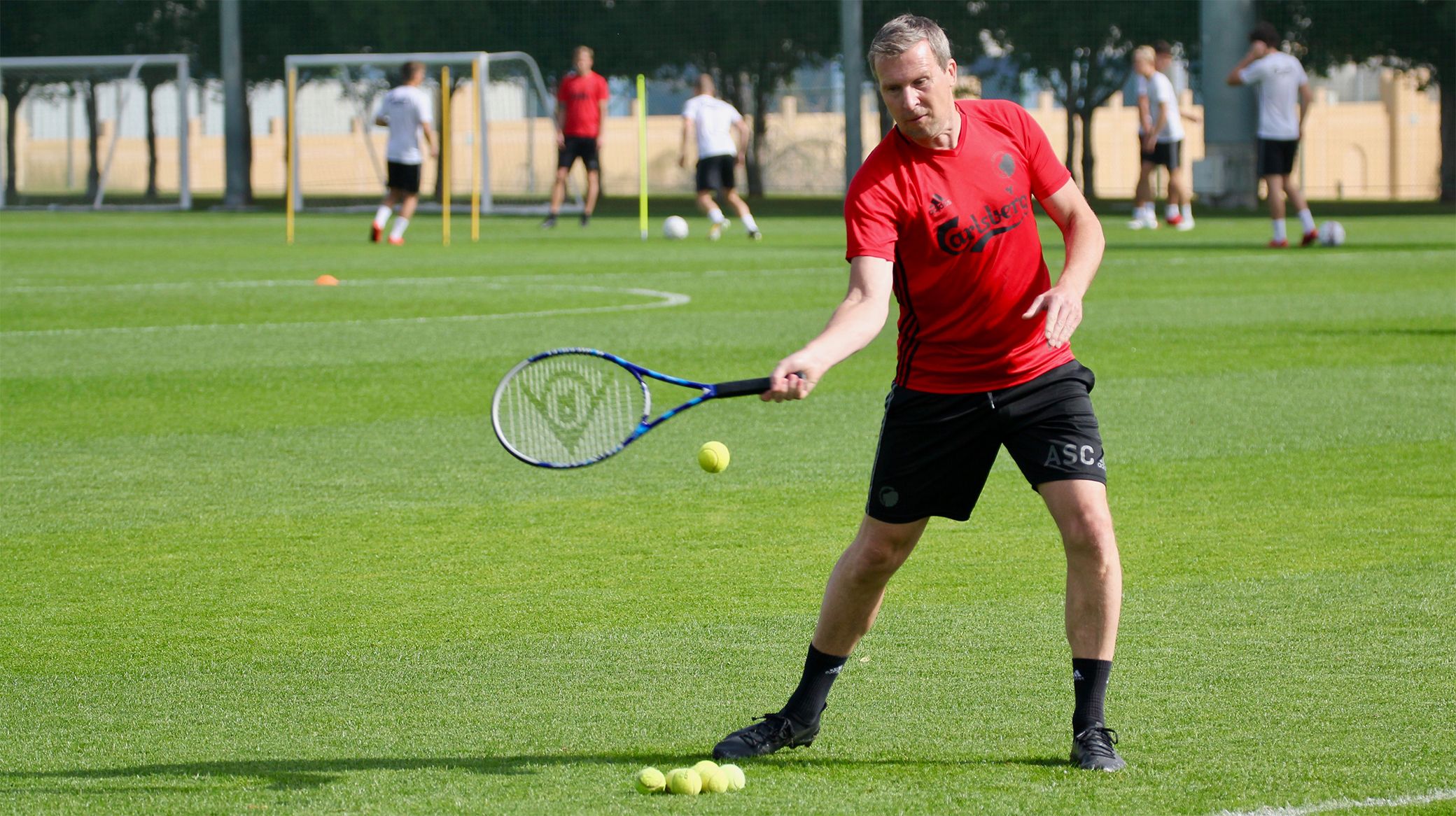 Anton Scheutjens skærper keeper-reflekserne med tennisbolde
