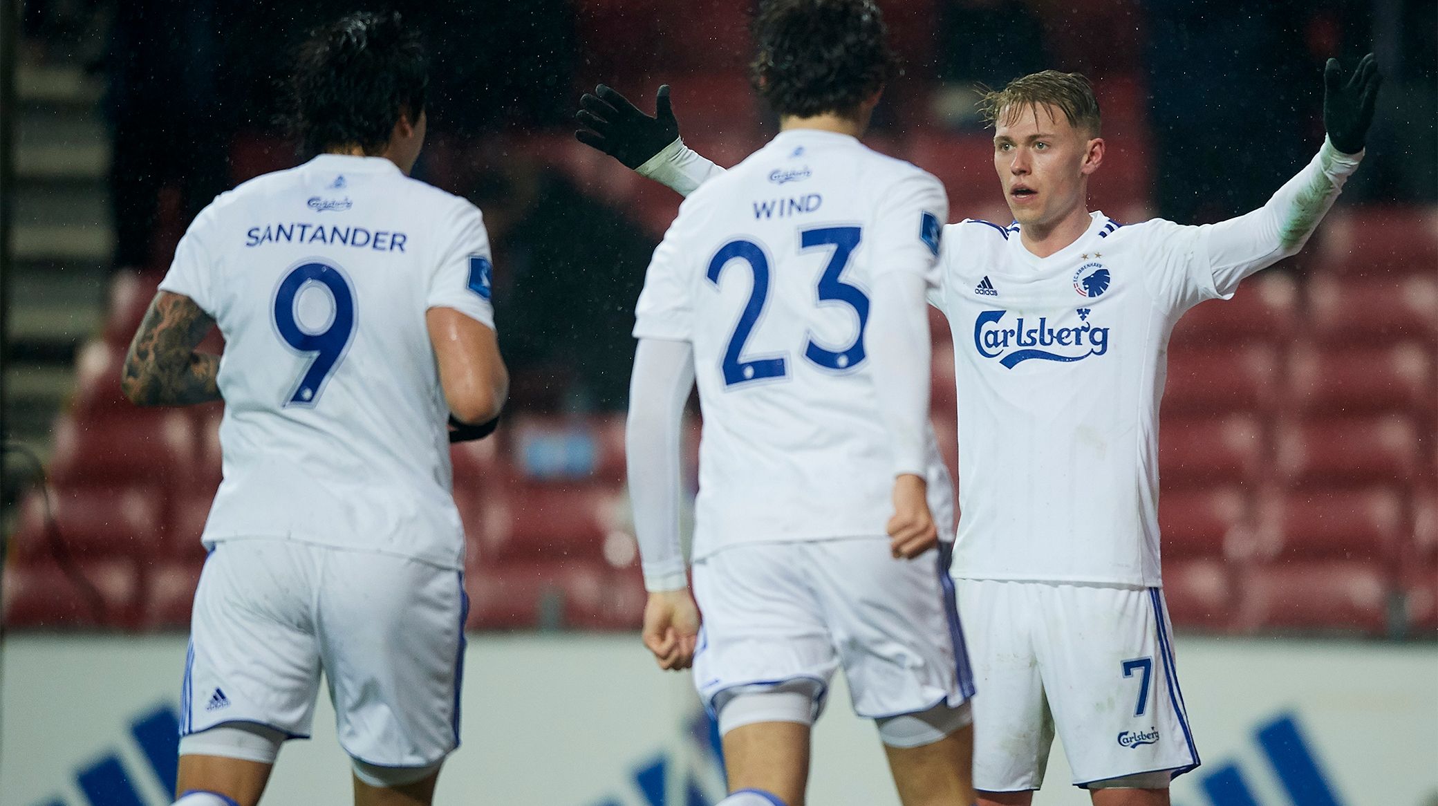 Santander, Wind og Fischer jubler efter Santanders 4-3-mål Santander, Wind og Fischer jubler efter Santanders 4-3-mål