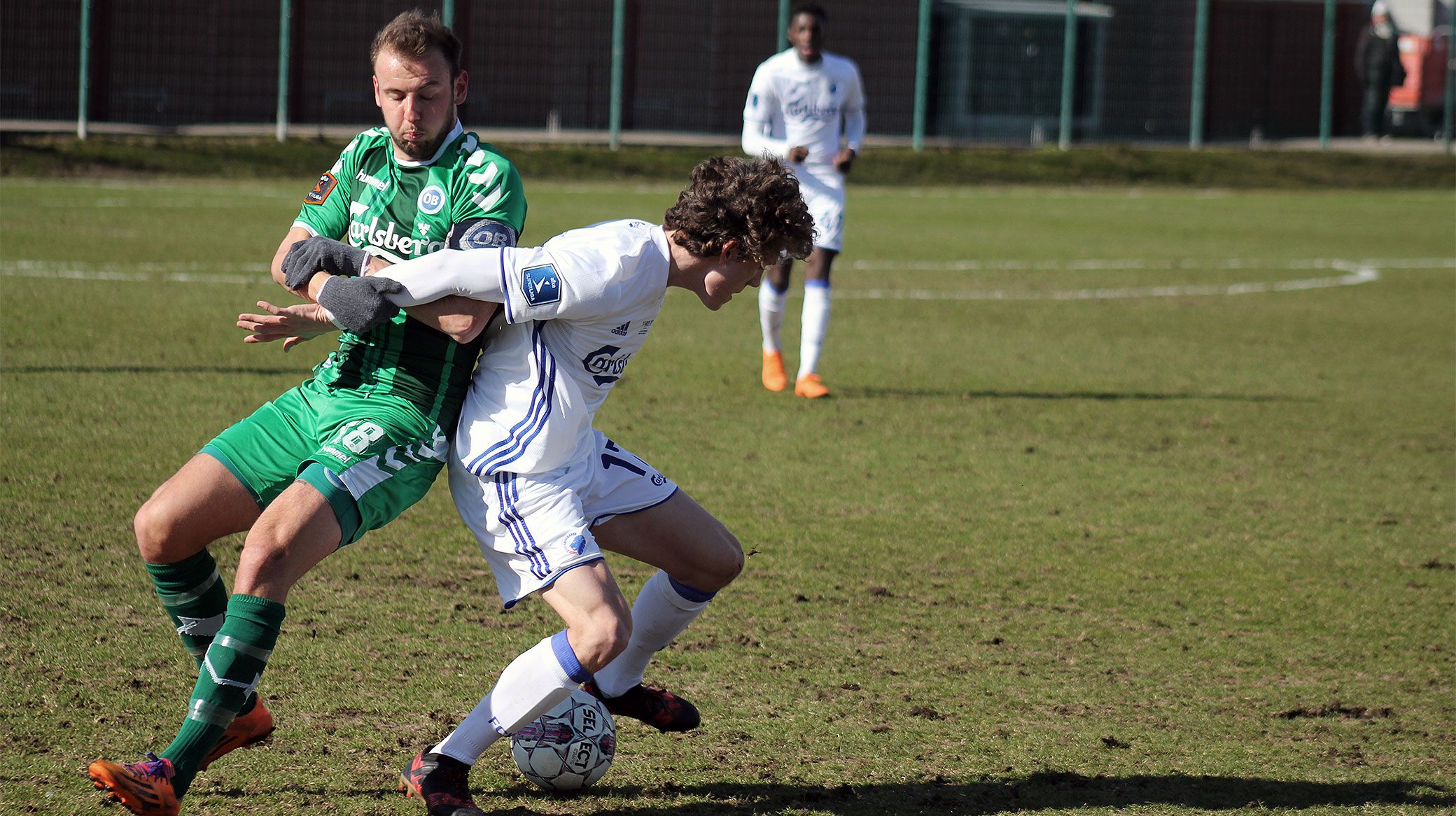 Marcus Porsgrunn i duel med OB's Mathias Thrane Marcus Porsgrunn i duel med OB's Mathias Thrane