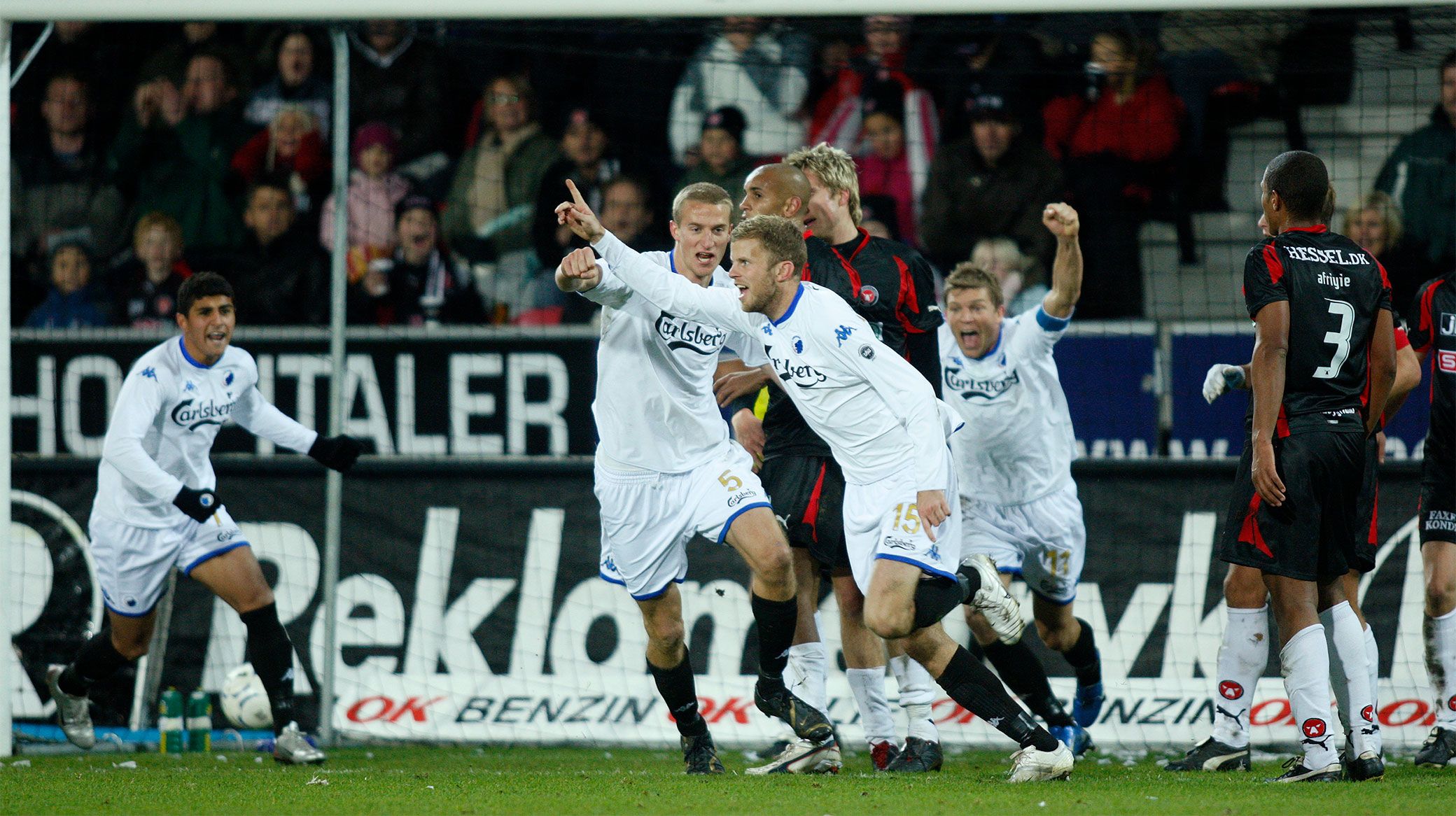 Mikael Antonsson jubler efter sit første mål for FCK
