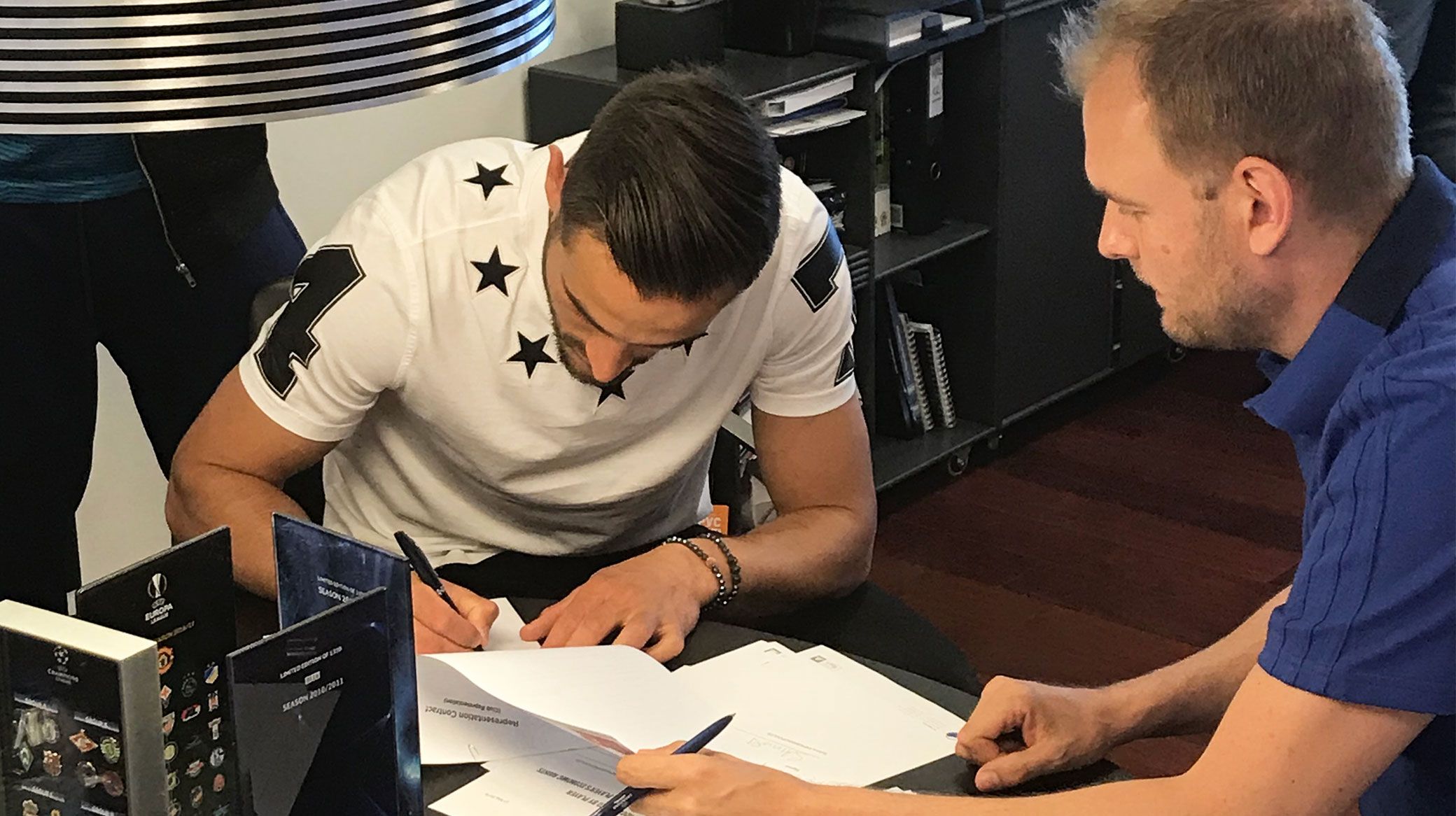 Sotirios Papagiannopoulos underskriver kontrakten Sotirios Papagiannopoulos underskriver kontrakten