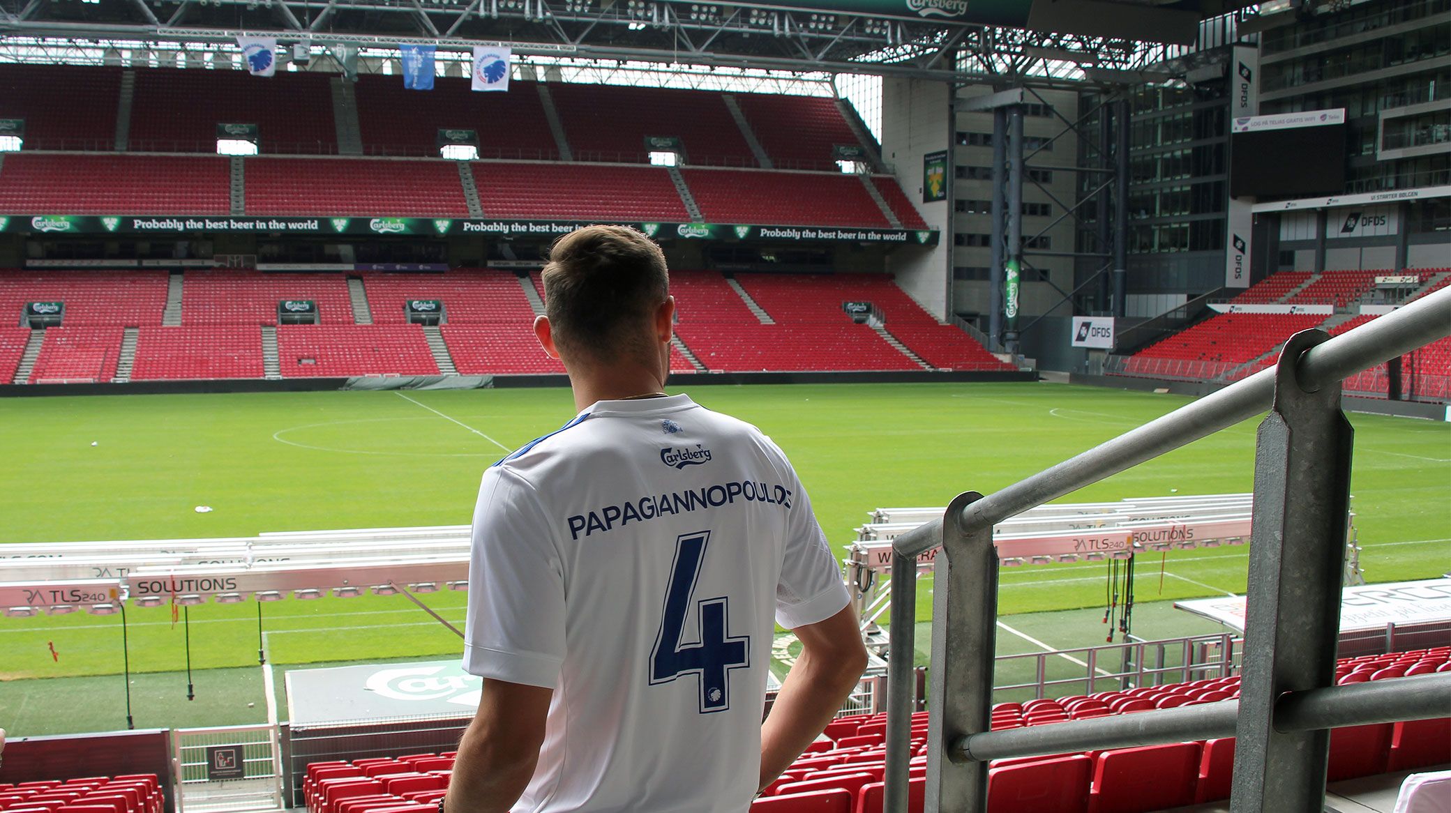 Sotirios Papagiannopoulos ser ud over Telia Parken