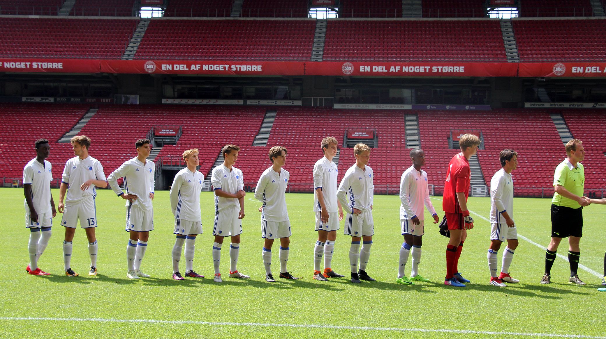 U17 linet op til kamp i Telia Parken U17 linet op til kamp i Telia Parken