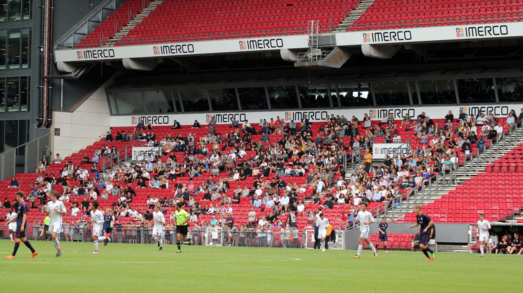 Mange var mødt op i Telia Parken til U17-guldkapmen