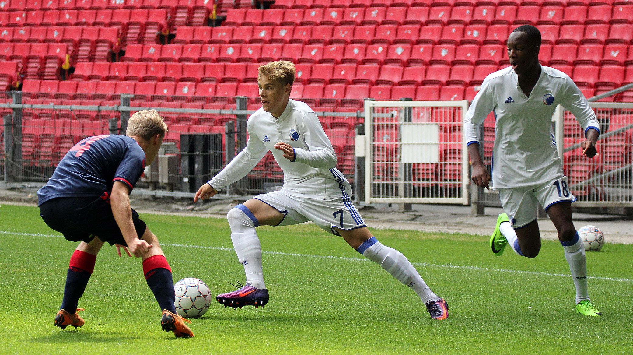 Tobias Pedersen i duel med en AGF'er - til højre Marcus Korang Tobias Pedersen i duel med en AGF'er - til højre Marcus Korang