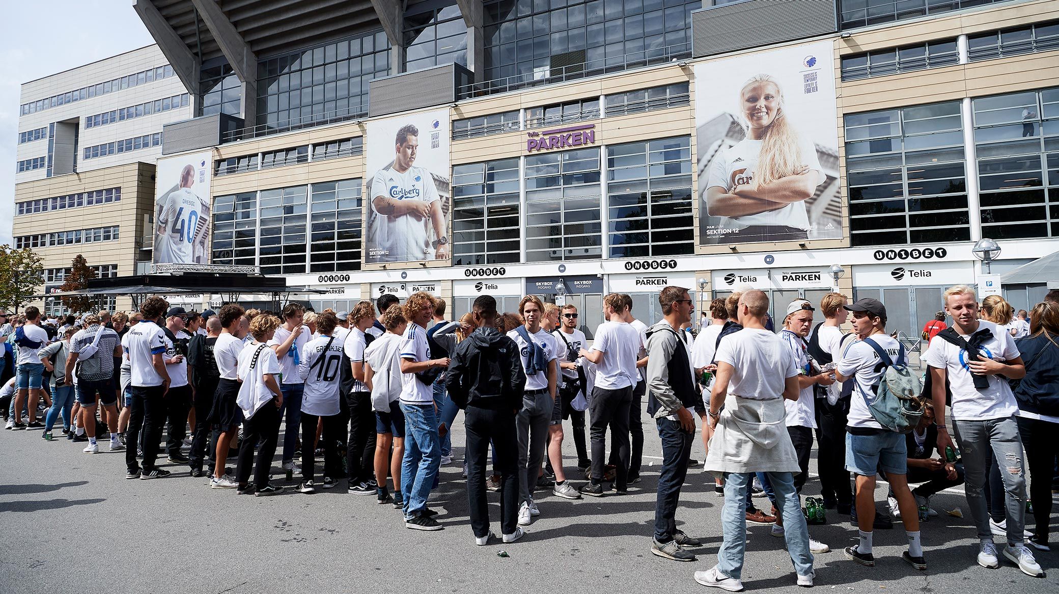 Fans udenfor Telia Parken