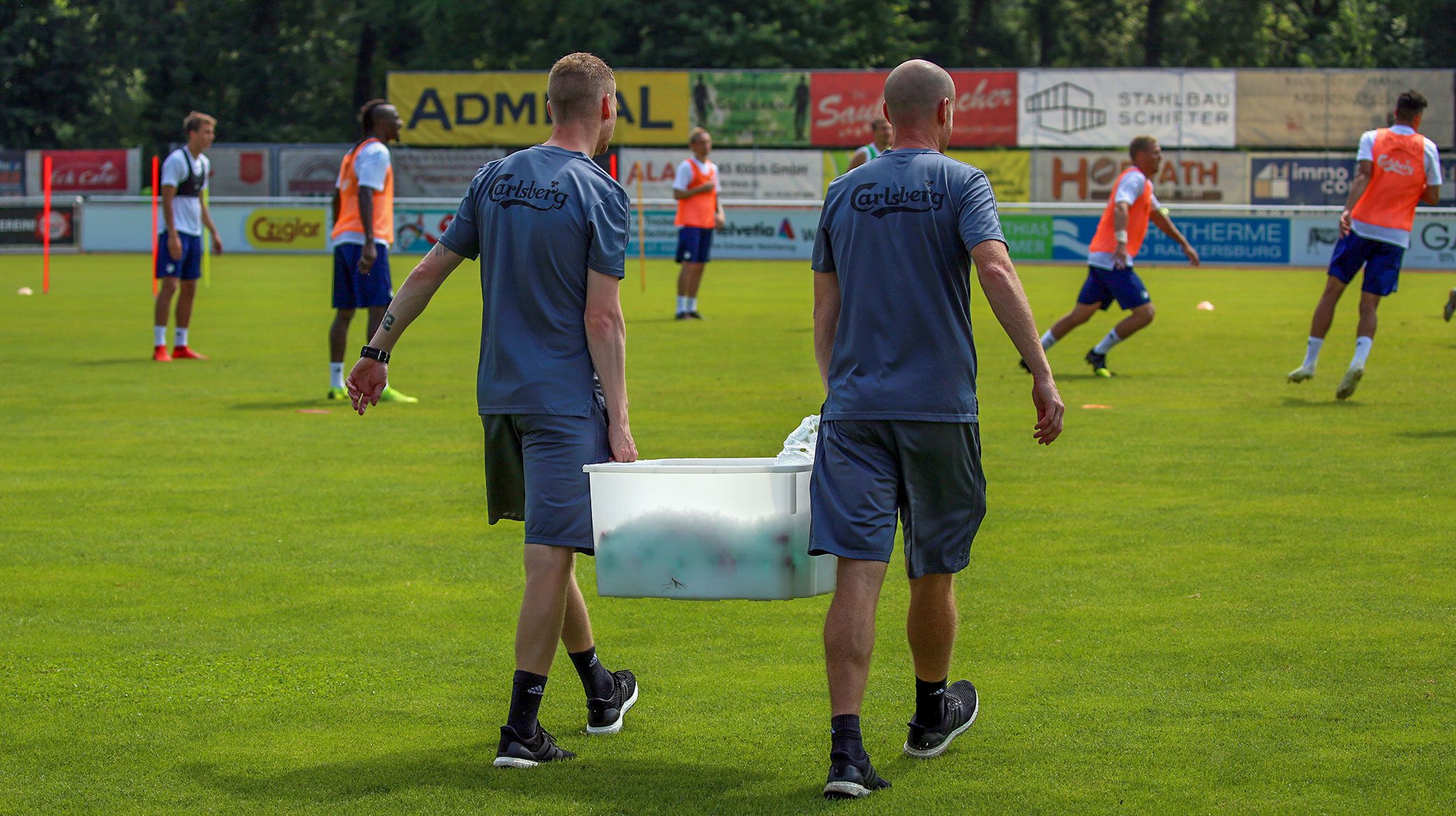 Lasse Lindbjerg og Simon Fouchard sørger for afkølet vand Lasse Lindbjerg og Simon Fouchard sørger for afkølet vand