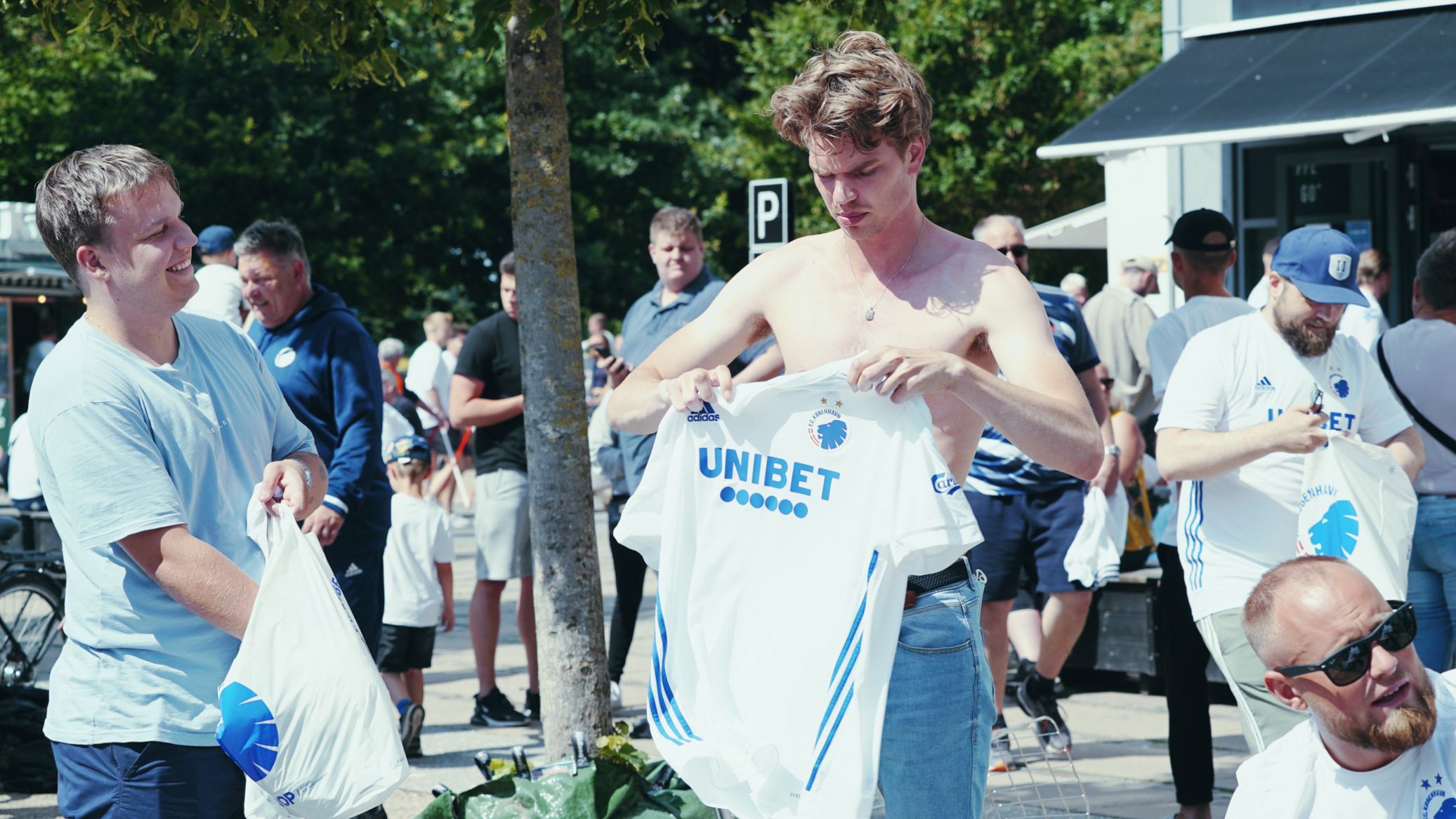 Fans uden for Parken Fans uden for Parken