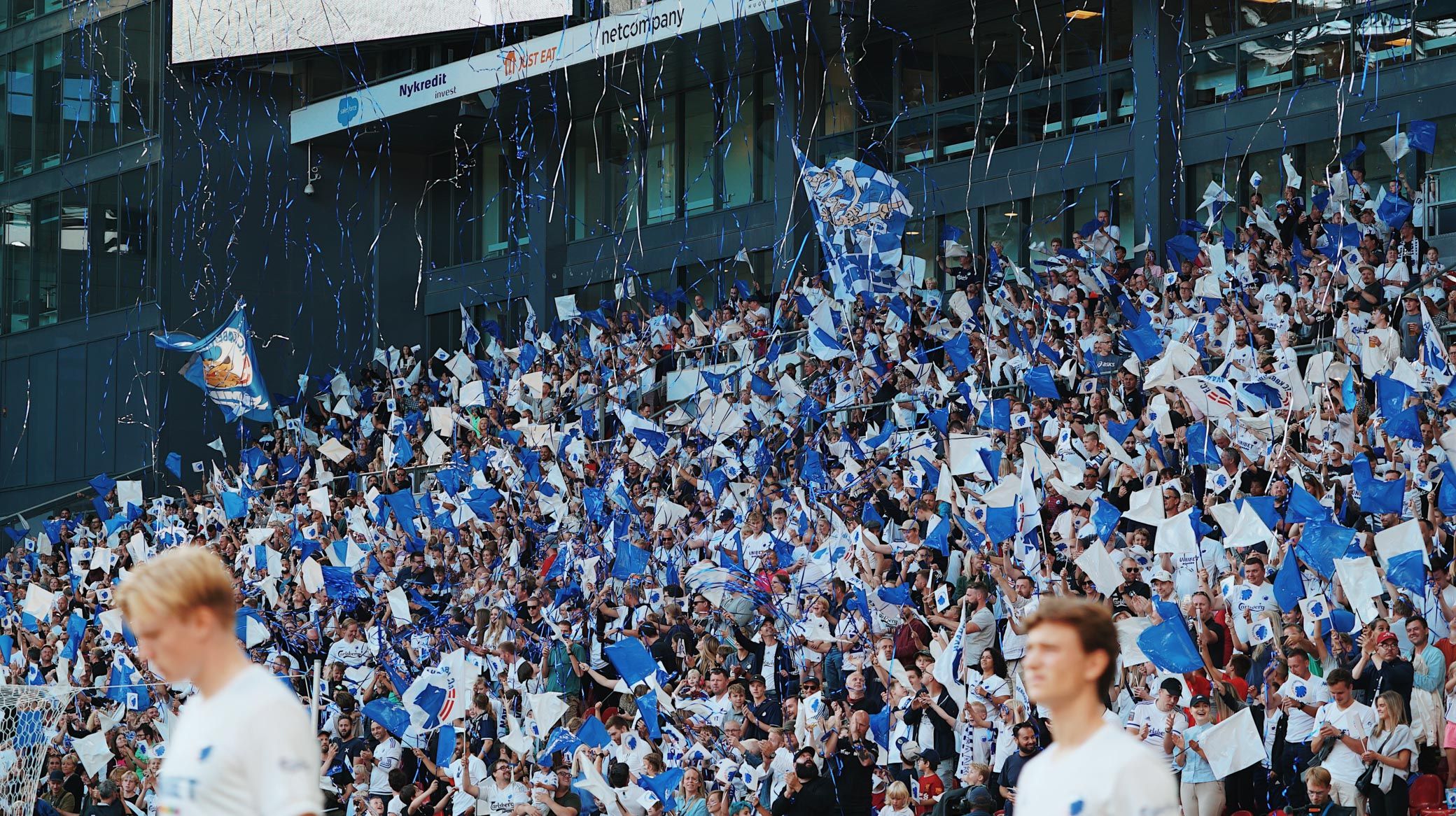 Flag-tifo på Familietribunen Flag-tifo på Familietribunen