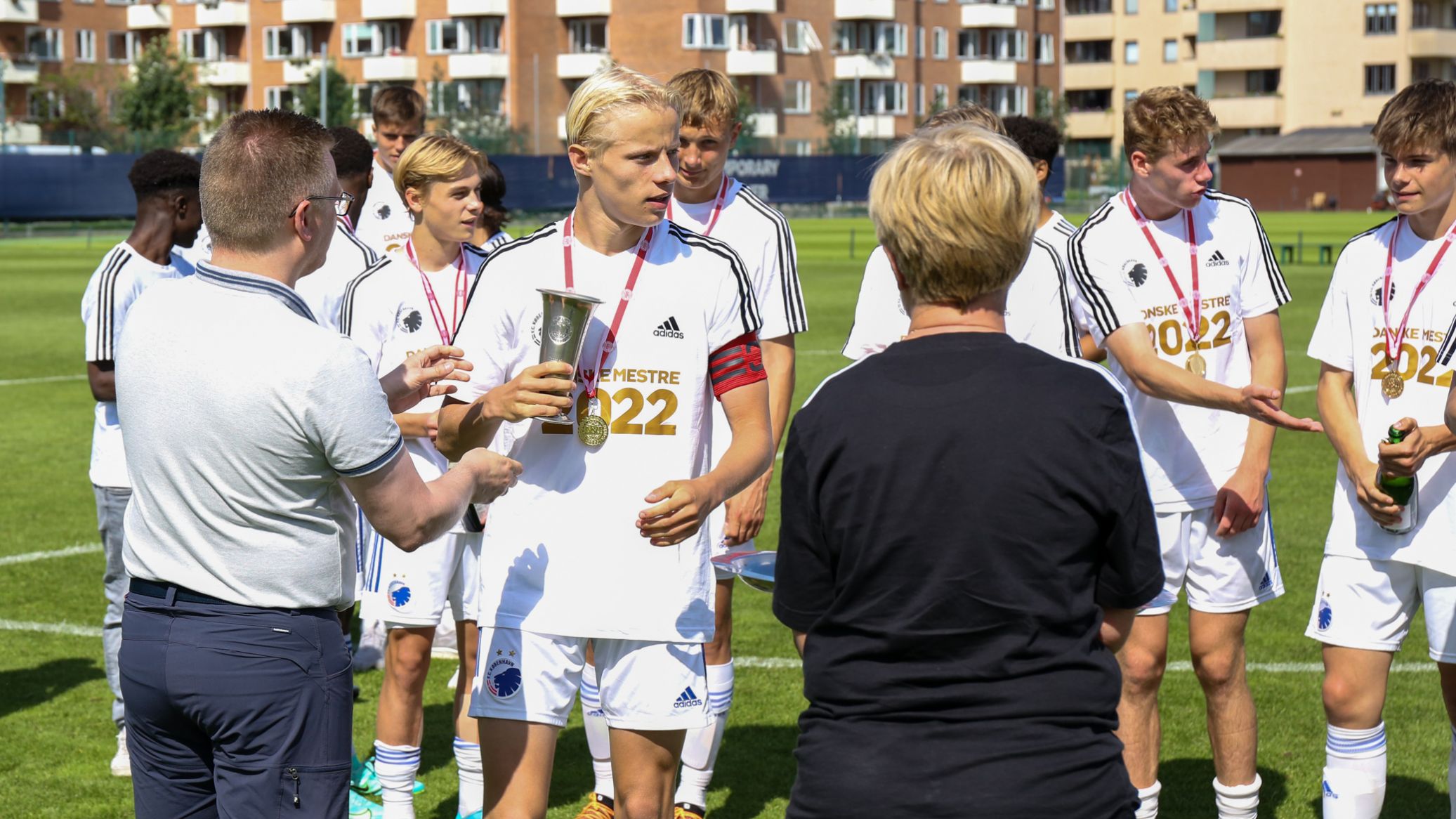 Anfører Oscar Højlund modtager DM-pokalen