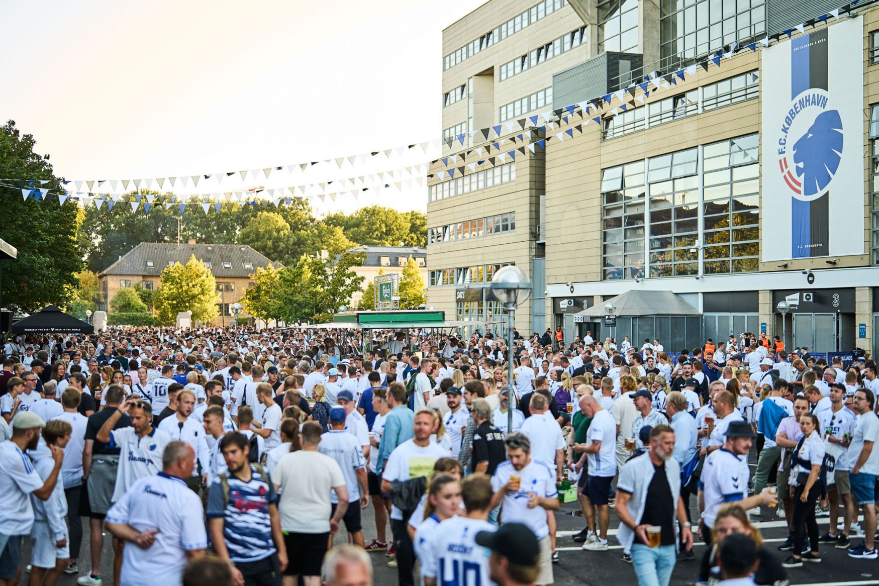 Fan Village bag B-tribunen