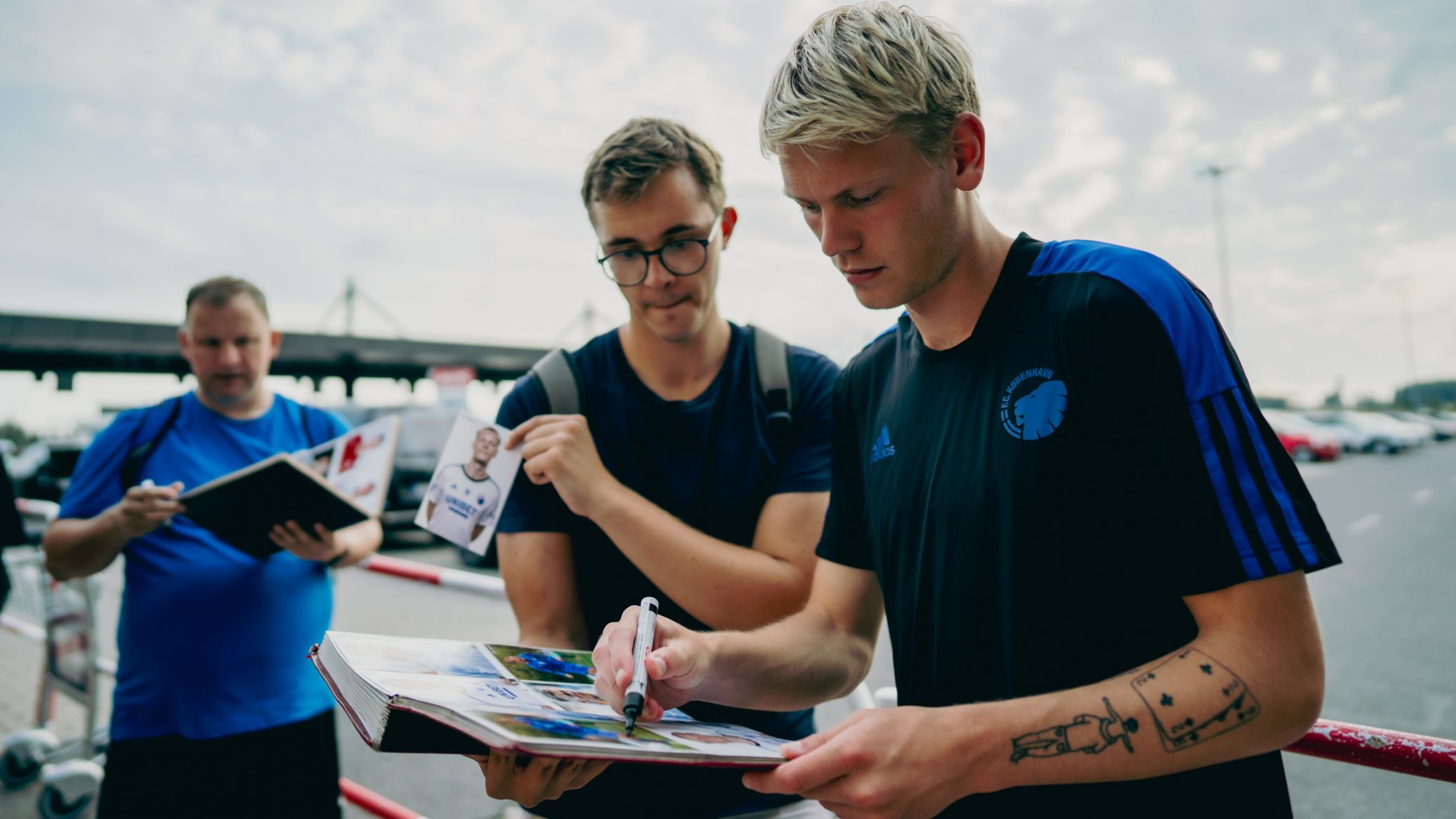 Orri Óskarsson skriver autograf Orri Óskarsson skriver autograf