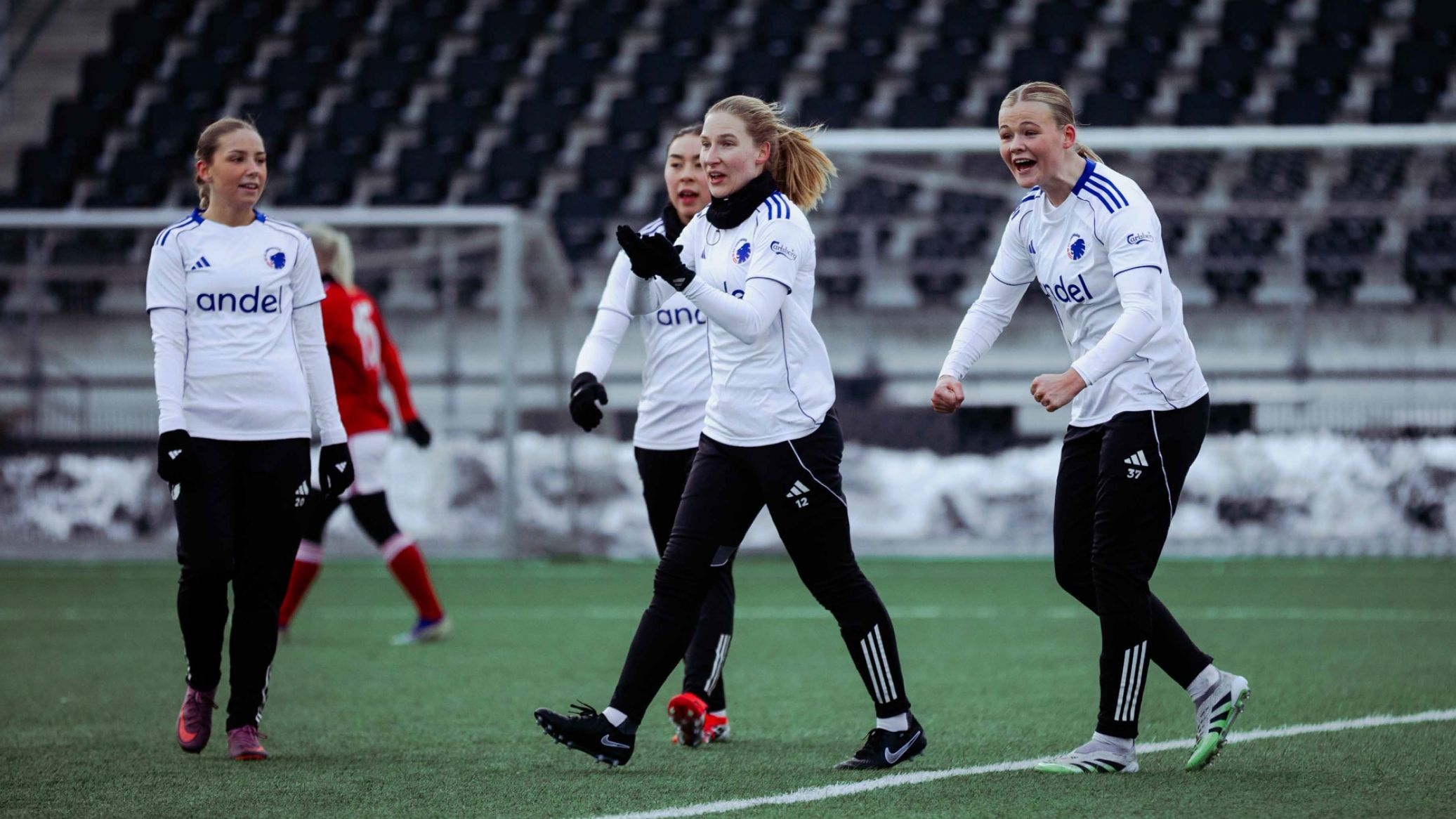 Cecilie Byrnak, Asii Berthelsen, Laura Varvacke og Thea Rhode jubler efter en scoring