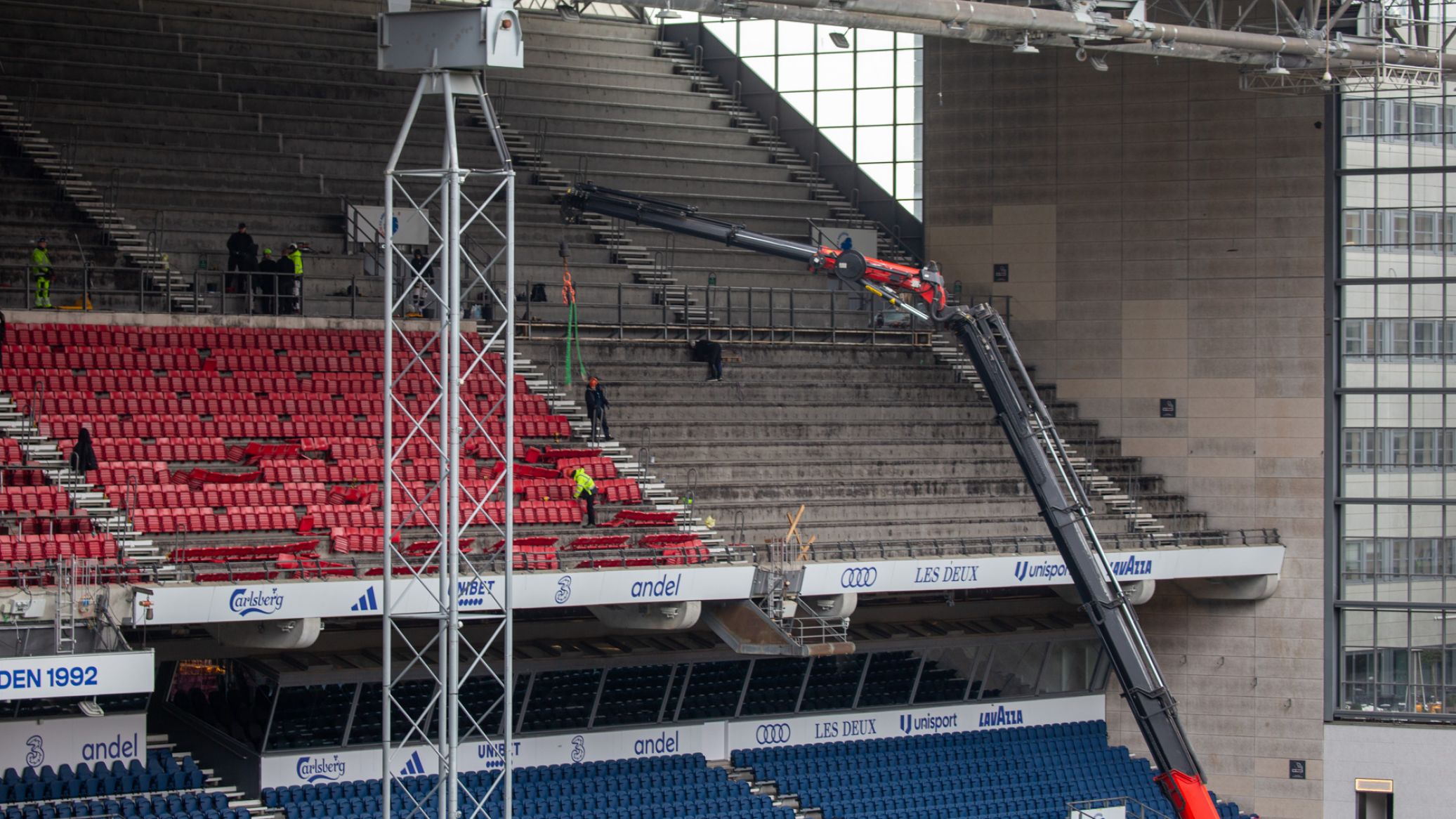 Udskiftning af sæder på Parkens A-tribune