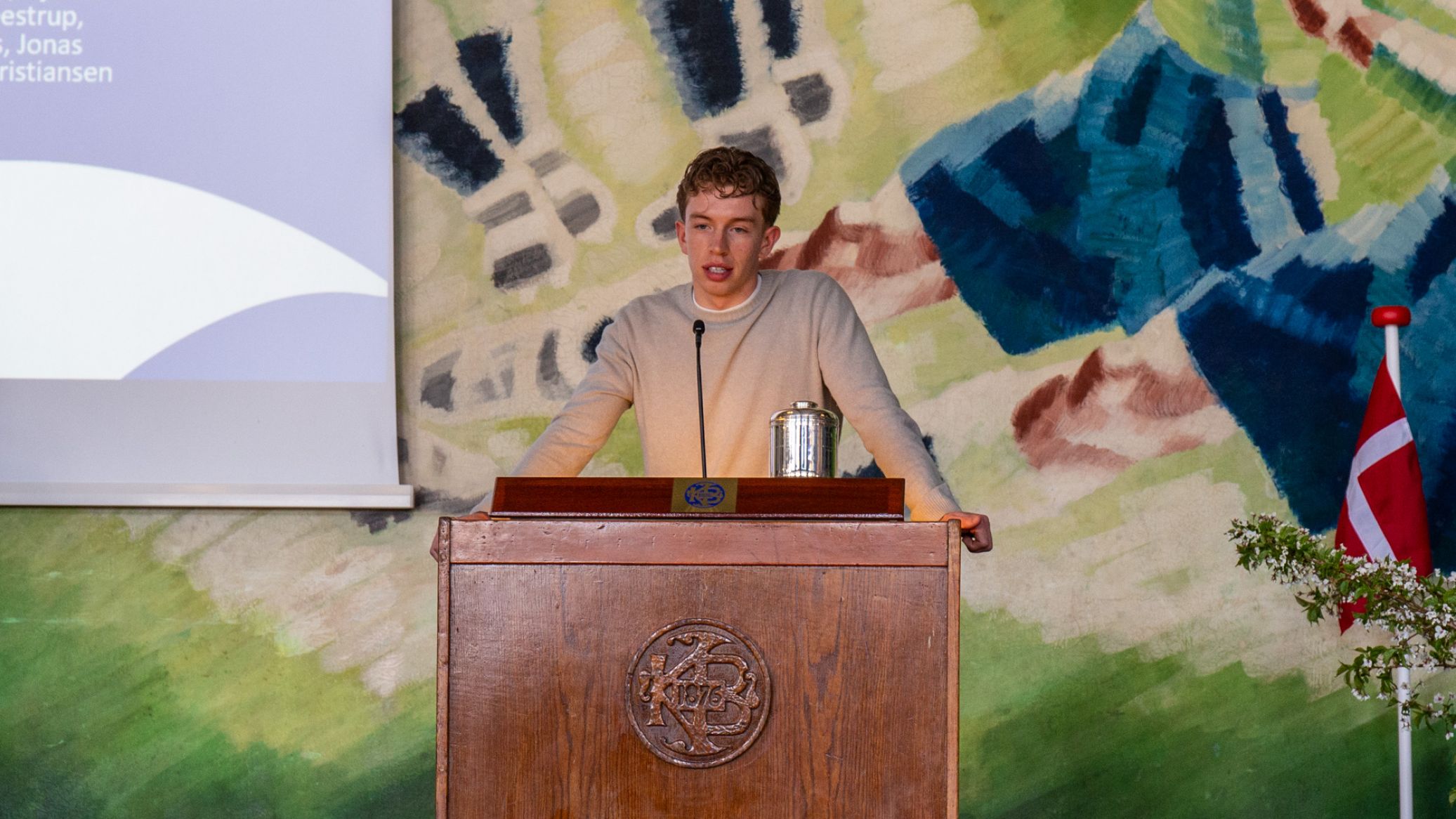 Oliver Højer takker fra talerstolen for modtagelsen af Mindepokalen Granen