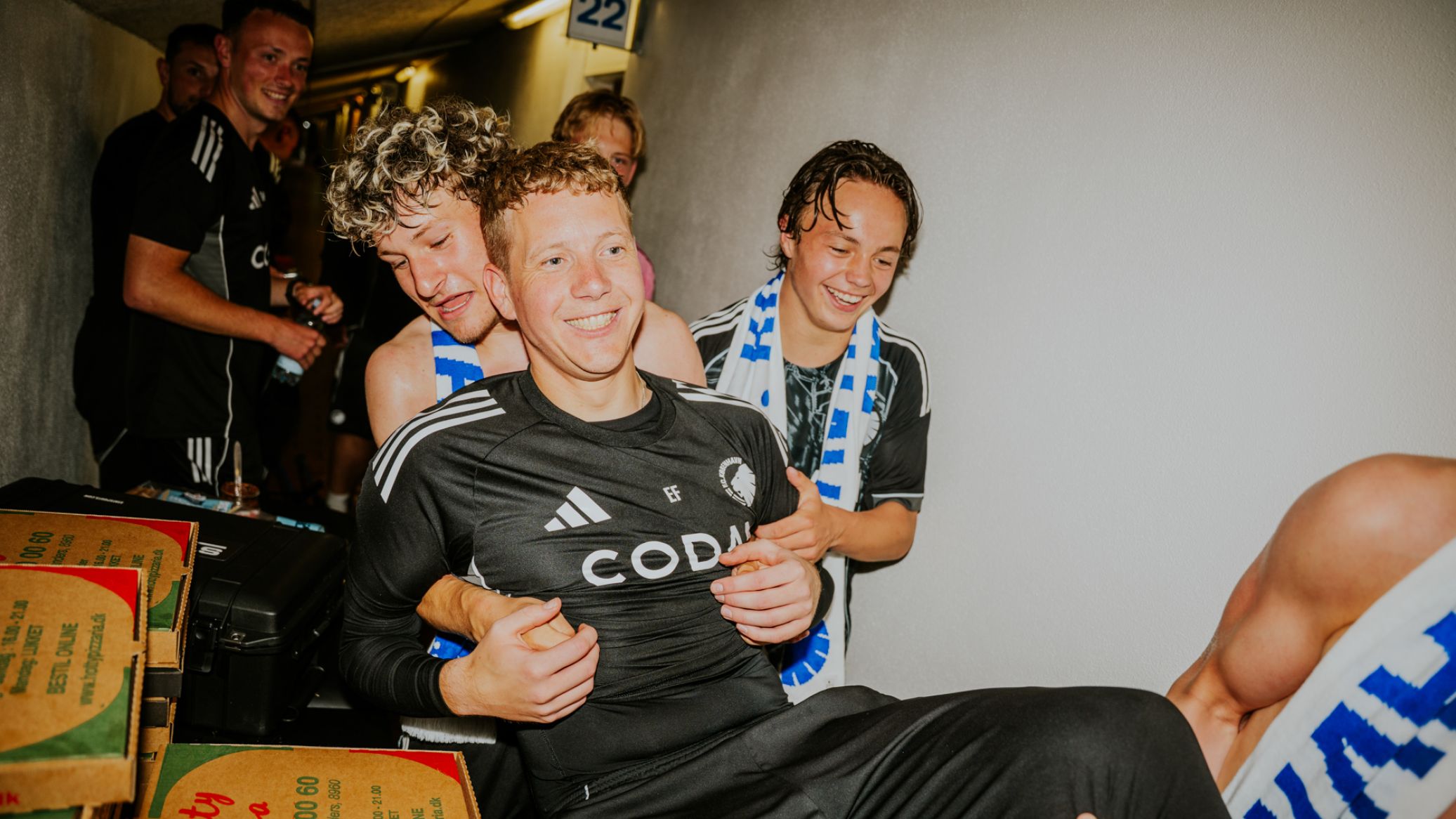 Cheftræner Emil Fredslund skal en tur under bruseren
