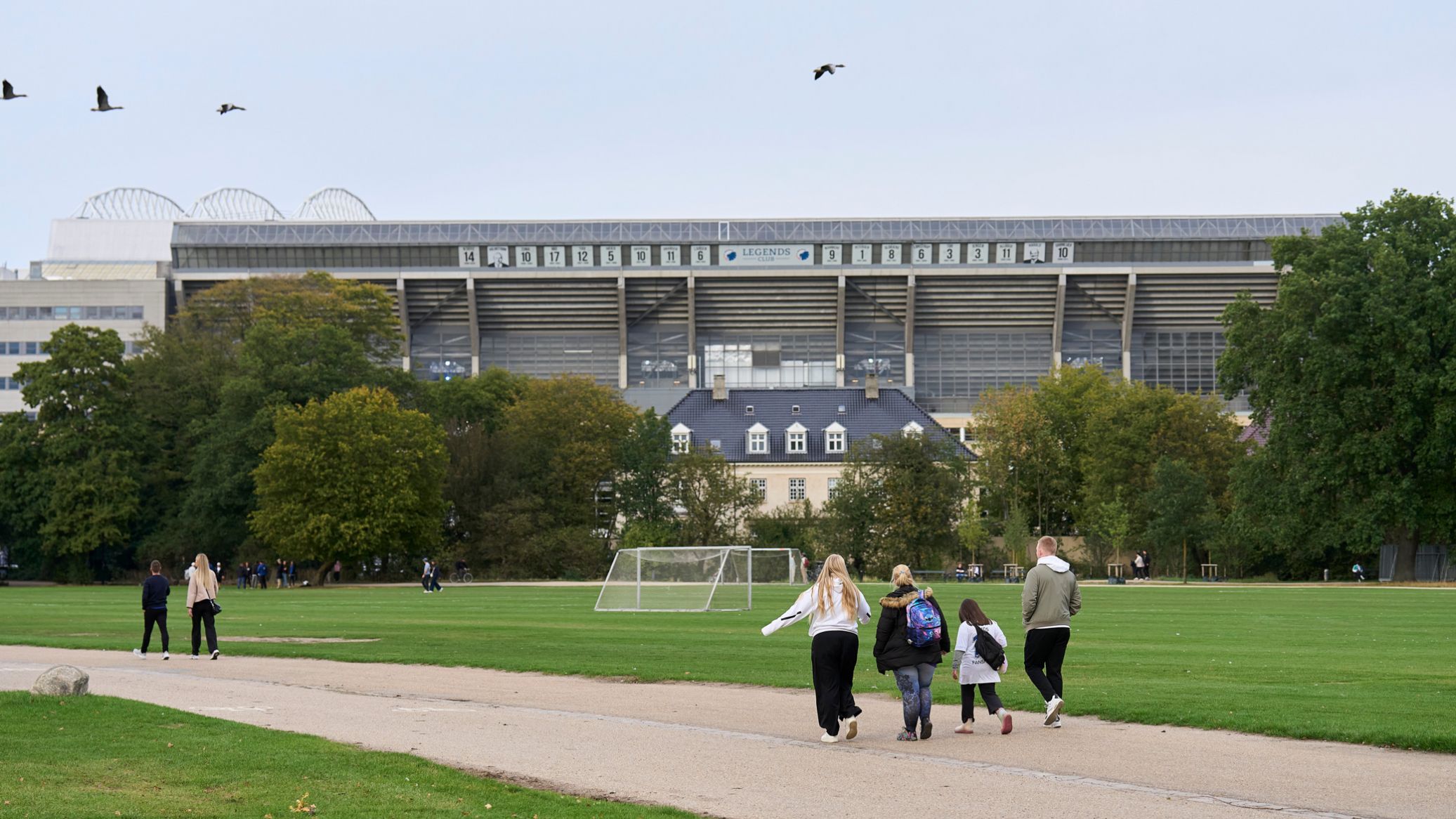 F.C. København-fans i Fælledparken med Parken i baggrunden