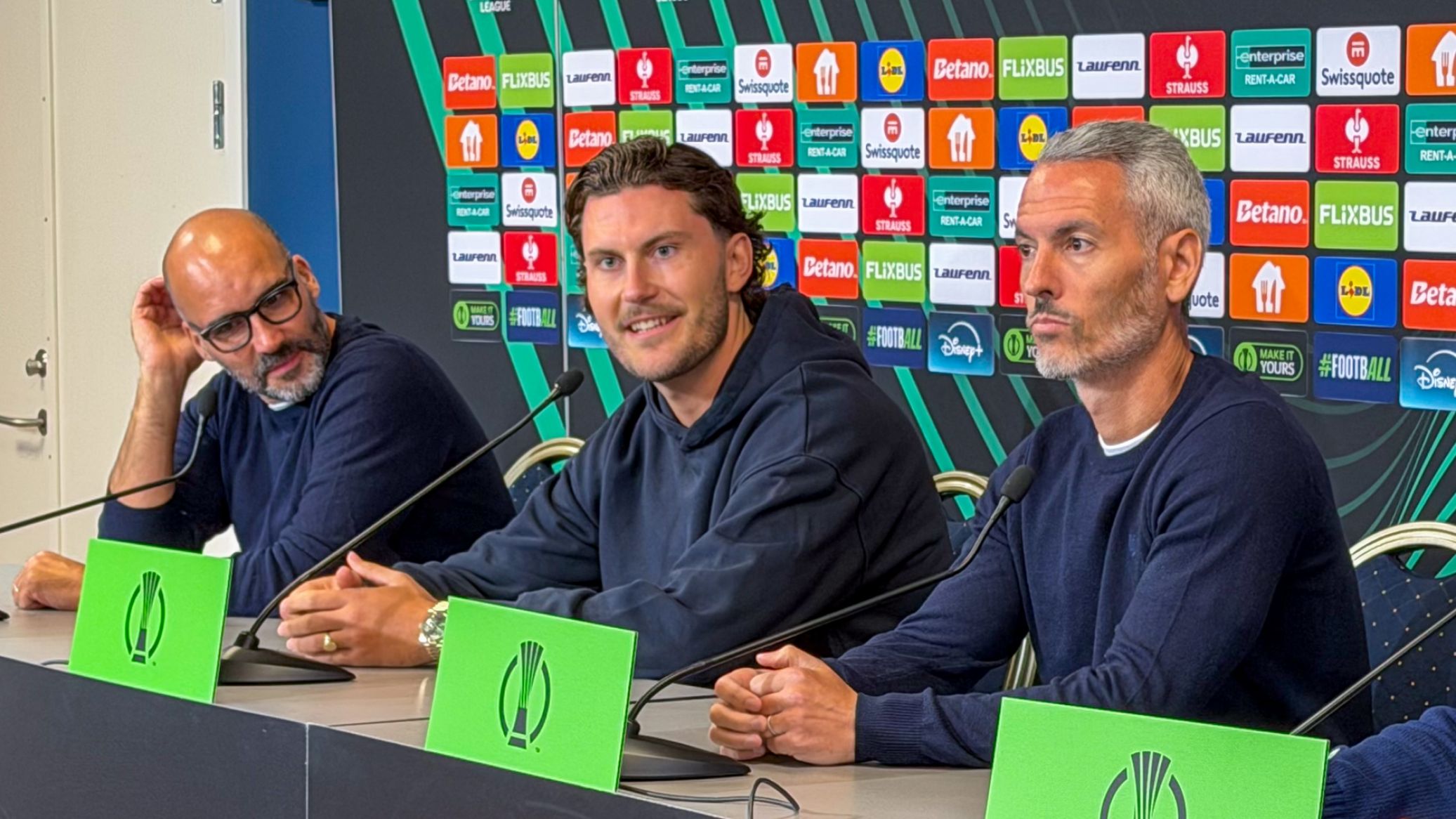 Jonas WInd på podiet i Parken mellem pressechef Alexandre Carvalho og cheftræner Carlos Vicens