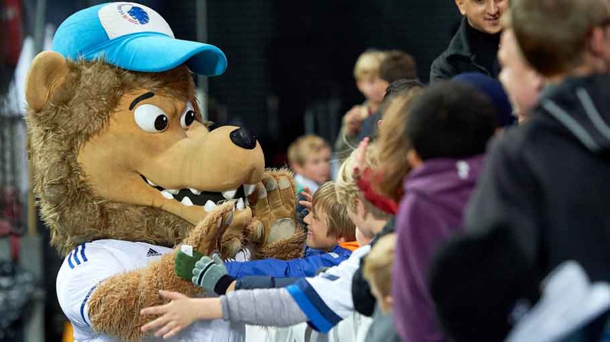 Leo hilser på tribunen