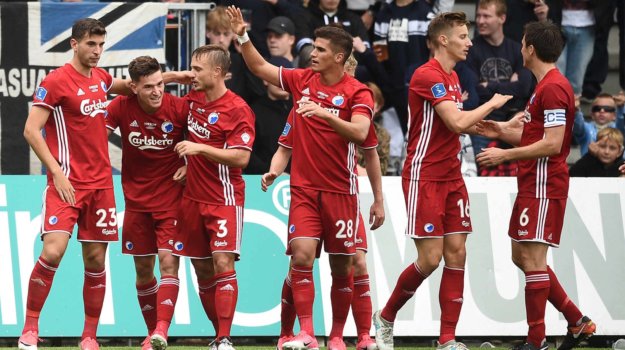 Jubel efter Pavlovics 2-0-mål Jubel efter Pavlovics 2-0-mål