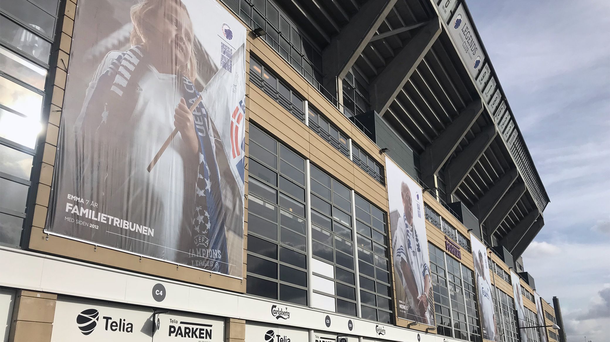 Facadebannere med FCK-fans Facadebannere med FCK-fans